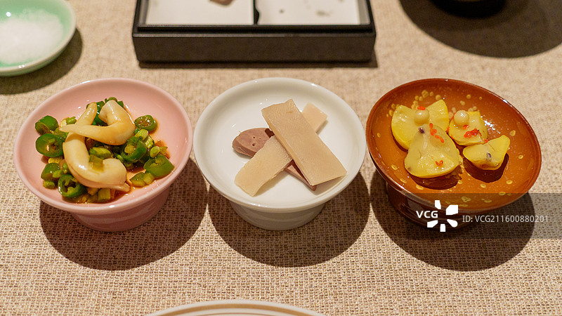 江浙名菜特色美食新荣记餐前小吃老虎菜刀蛏白切羔羊鸡头米桂花板栗图片素材
