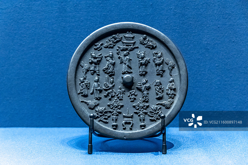 辽宁省沈阳博物馆“沈阳历史陈列”：人物纹铜镜（辽，大东区崇寿寺塔出土）图片素材