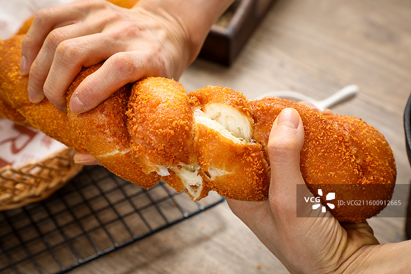 酸奶大麻花面包图片素材