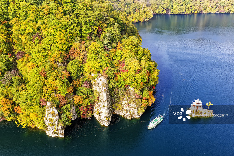 无人机航拍通化市辉南县三角龙湾国家森林公园、吉林省龙湾群国家森林公园三角龙湾秋季自然风光和游船。图片素材