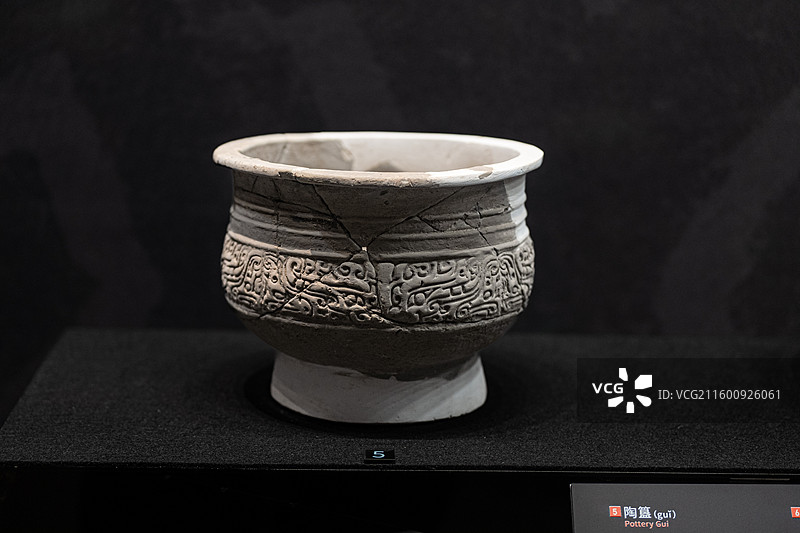 商代 陶簋 2006年盘龙城杨家湾西5探方出土 盘龙城遗址博物院图片素材