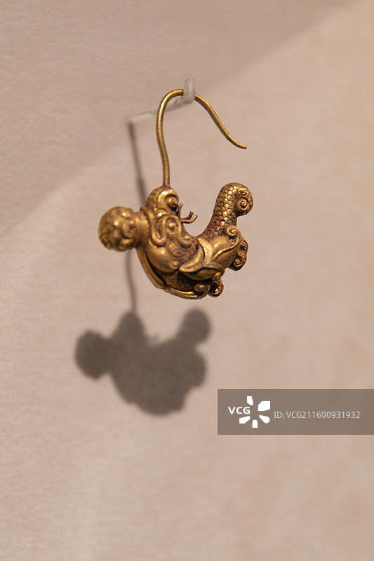 国博中国古代服饰文化展辽摩羯形金耳坠图片素材
