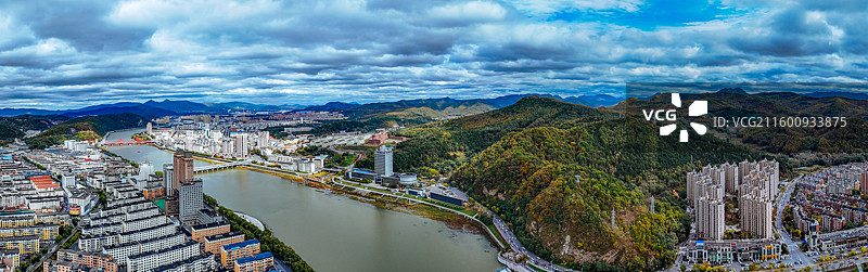 通化市 东昌区 浑江 南山 滨江公园 江沿路图片素材