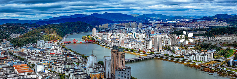 通化市 东昌区 浑江 南山 滨江公园 江沿路图片素材