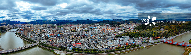 通化市 东昌区 浑江 南山 滨江公园 江沿路图片素材