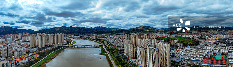 通化市 东昌区 浑江 南山 滨江公园 江沿路图片素材