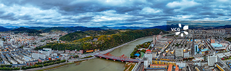 通化市 东昌区 浑江 南山 滨江公园 江沿路图片素材