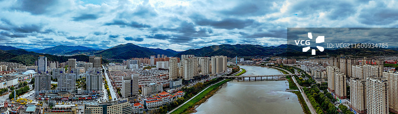 通化市 东昌区 浑江 南山 滨江公园 江沿路图片素材