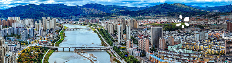 通化市 东昌区 浑江 南山 滨江公园 江沿路图片素材