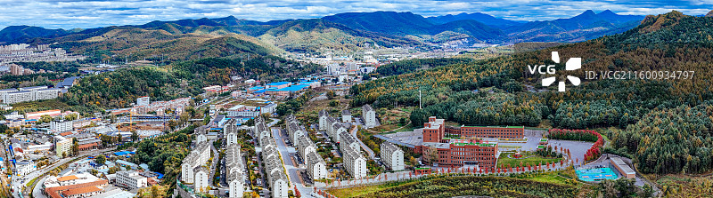 通化市 东昌区 浑江 南山 滨江公园 江沿路图片素材