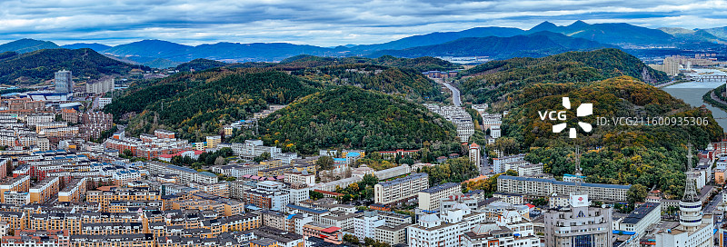 通化市 东昌区 浑江 南山 滨江公园 江沿路图片素材