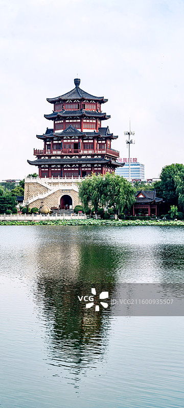 山东济宁南池公园王母阁建筑倒影图片素材