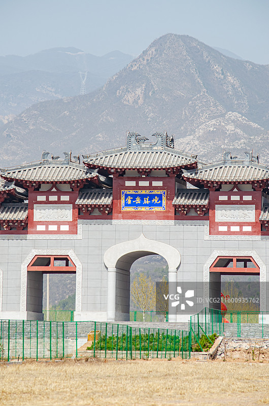 中国山西临汾洪洞县广胜寺旅游景区著名景点，霍山脚下霍岳胜境巨大的牌楼城门，户外白昼无人图像摄影图片素材