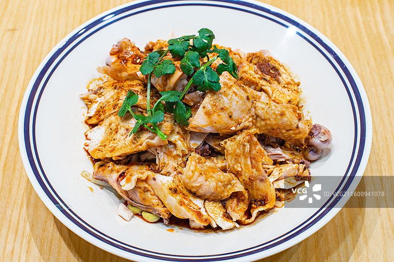 中国餐饮行业饮食产业，传统经典中国食品，美食拍摄主题，一盘子口水鸡美食特写，户外白昼无人图像图片素材