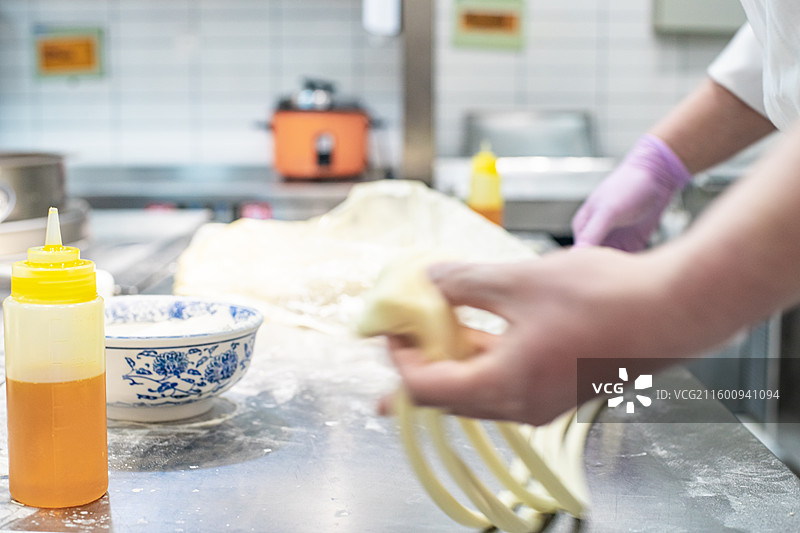 中国餐饮行业饮食产业，传统经典中国食品，厨师在厨房正在做甘肃兰州拉面牛肉面拉面，室内人手图像图片素材