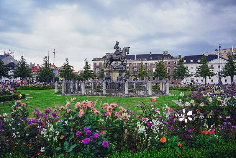 国王新广场（Kongens Nytorv）位于丹麦哥本哈根市中心，广场中央矗立着克里斯钦五世骑马雕像图片素材