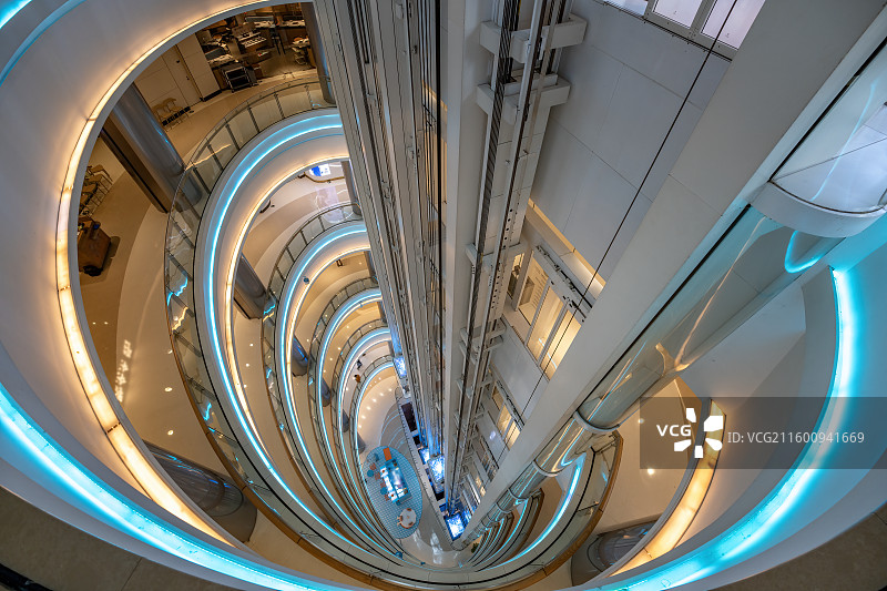 现代建筑中的螺旋楼梯图片素材