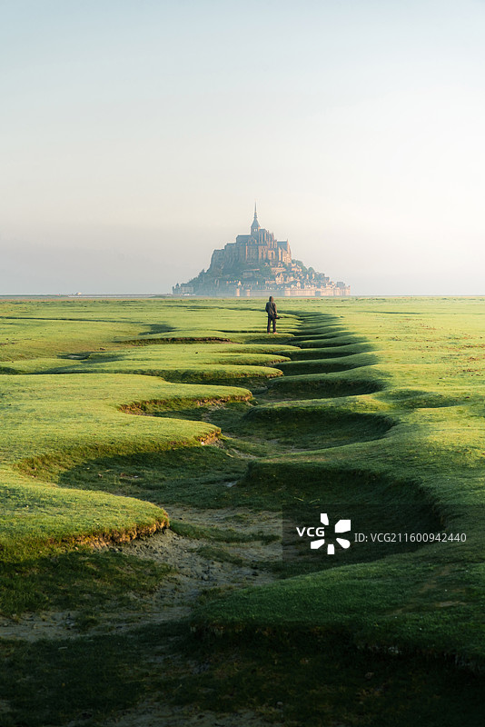 法国圣米歇尔山日出城堡人物背影图片素材