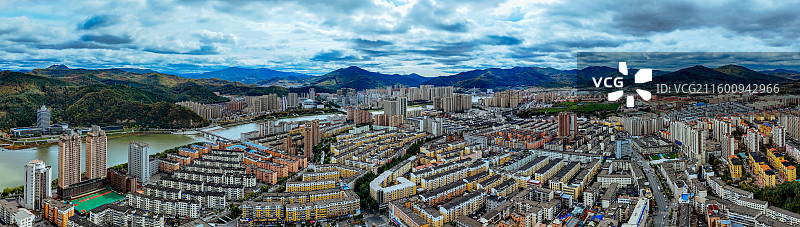 通化市 东昌区 浑江 南山 滨江公园 江沿路图片素材