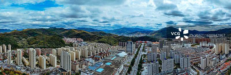 通化市 东昌区 浑江 南山 滨江公园 江沿路图片素材