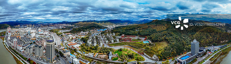 通化市 东昌区 浑江 南山 滨江公园 江沿路图片素材