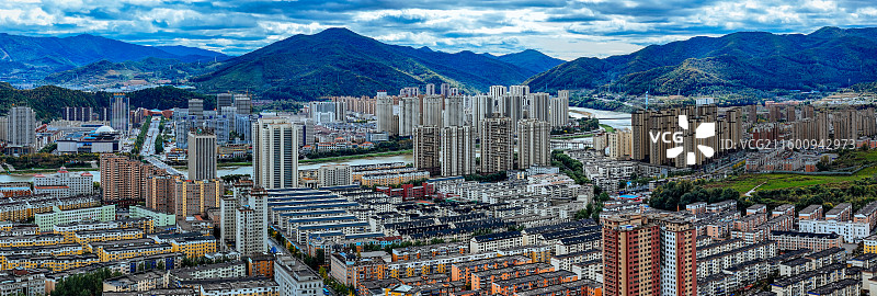 通化市 东昌区 浑江 南山 滨江公园 江沿路图片素材