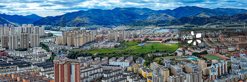 通化市 东昌区 浑江 南山 滨江公园 江沿路图片素材