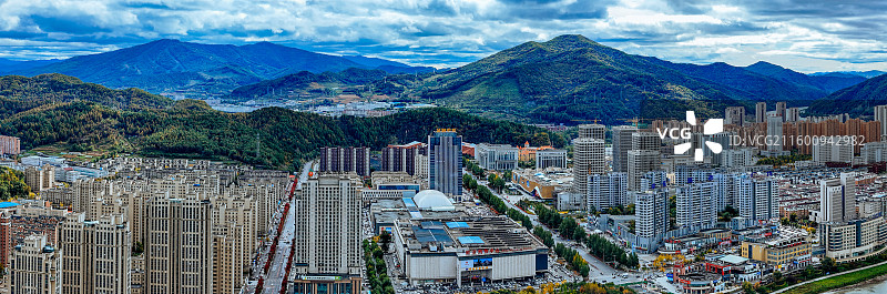 通化市 东昌区 浑江 南山 滨江公园 江沿路图片素材