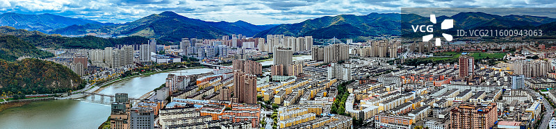 通化市 东昌区 浑江 南山 滨江公园 江沿路图片素材