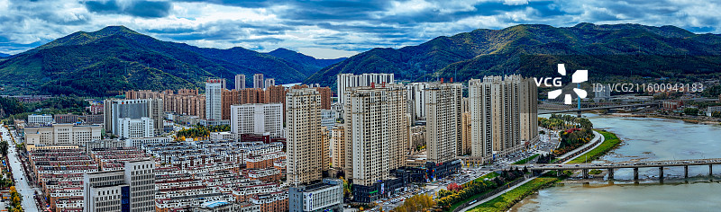 通化市 东昌区 浑江 南山 滨江公园 江沿路图片素材