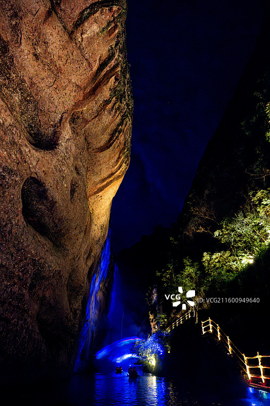 梦境九龙潭 激光照亮丹霞赤壁 水上丹霞沉浸式光影夜游 福建三明泰宁丹霞地质公园 世界自然遗产图片素材