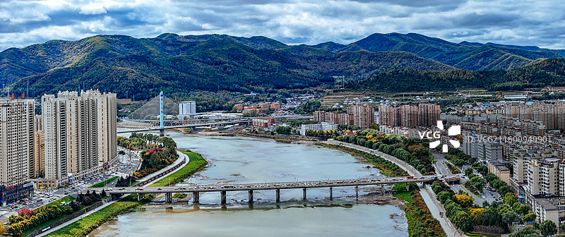 通化市 东昌区 浑江 南山 滨江公园 江沿路图片素材