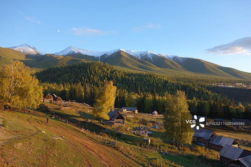 新疆阿勒泰地区哈巴河县白哈巴村日落夕阳暮光图片素材