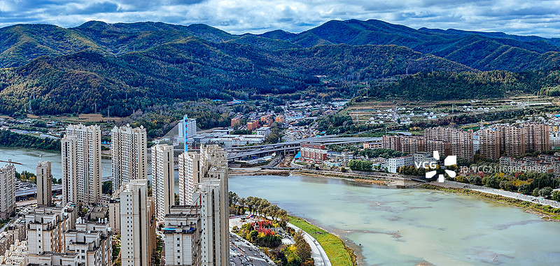 通化市 东昌区 浑江 南山 滨江公园 江沿路图片素材