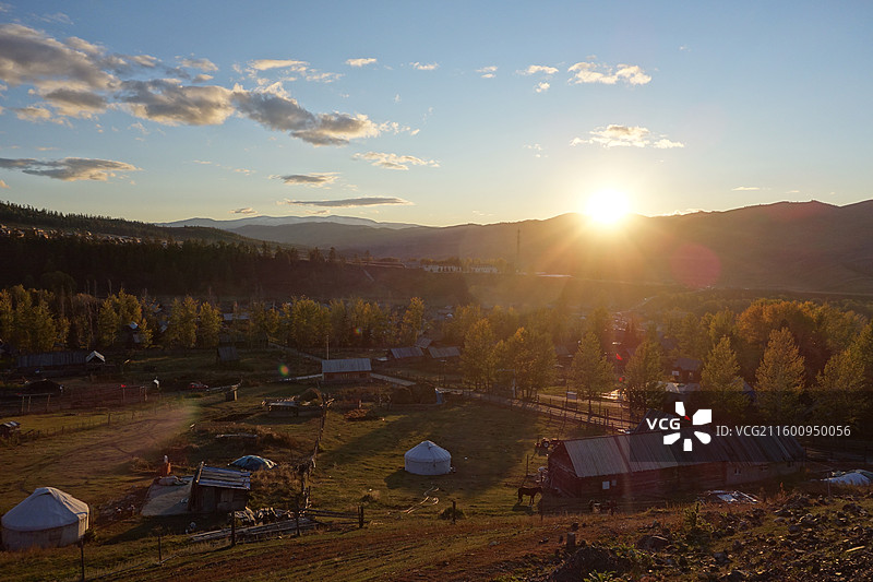 新疆阿勒泰地区哈巴河县白哈巴村日落夕阳暮光图片素材