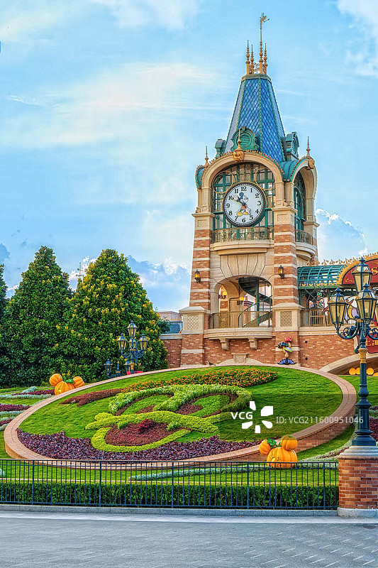 上海迪士尼乐园米奇钟楼与万圣节主题的迪士尼标志花坛图片素材