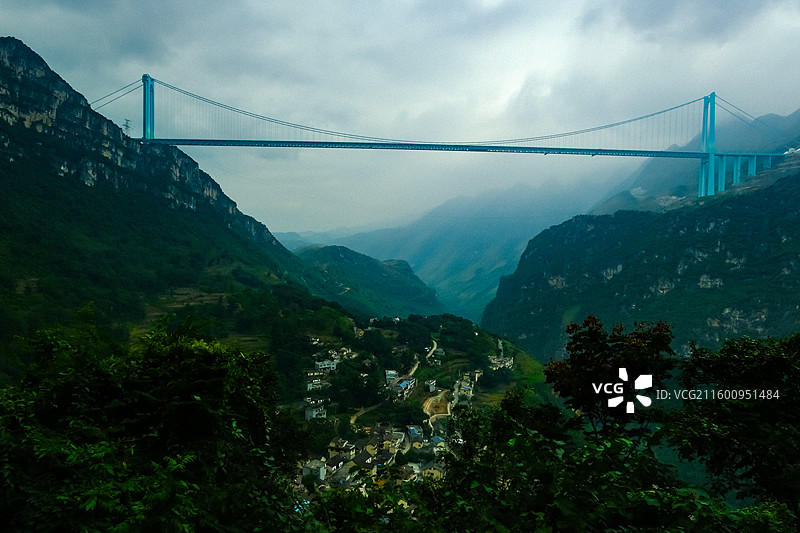 横竖都是世界第一的贵州花江峡谷大桥风光，中国贵州黔西南州贞丰县北盘江花江峡谷风光，图片素材