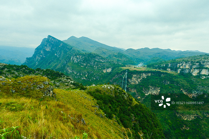 中国贵州黔西南贞丰县花江大峡谷风光，贞丰县北盘江岸马马岩瀑布图片素材