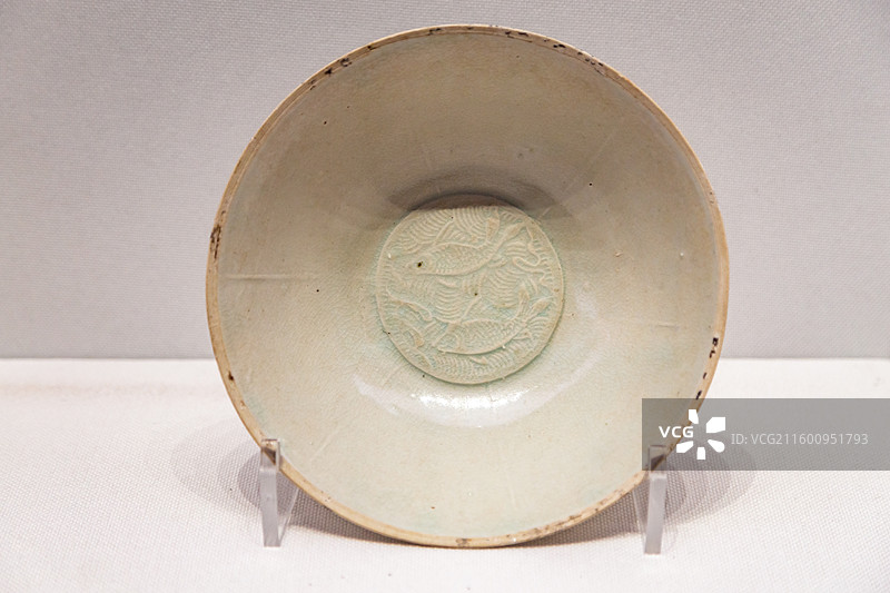 宋代-青白釉印双鱼纹芒口碗 鹰潭市博物馆图片素材