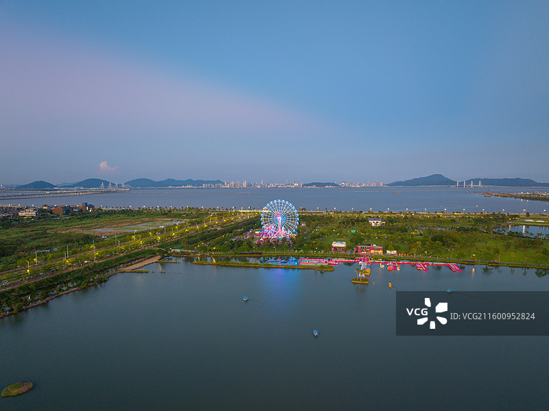 湖畔游乐园摩天轮图片素材