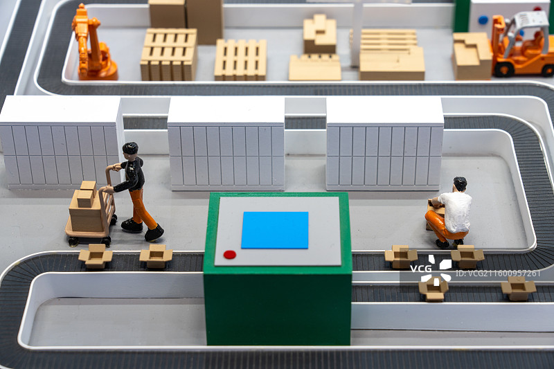 快递物流集散中心，从事分拣中转和搬运工作的小人微缩场景模型图片素材