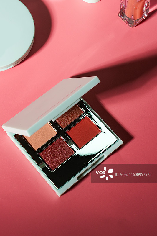 影棚拍摄彩妆产品——多色炫彩珠光眼影盘图片素材