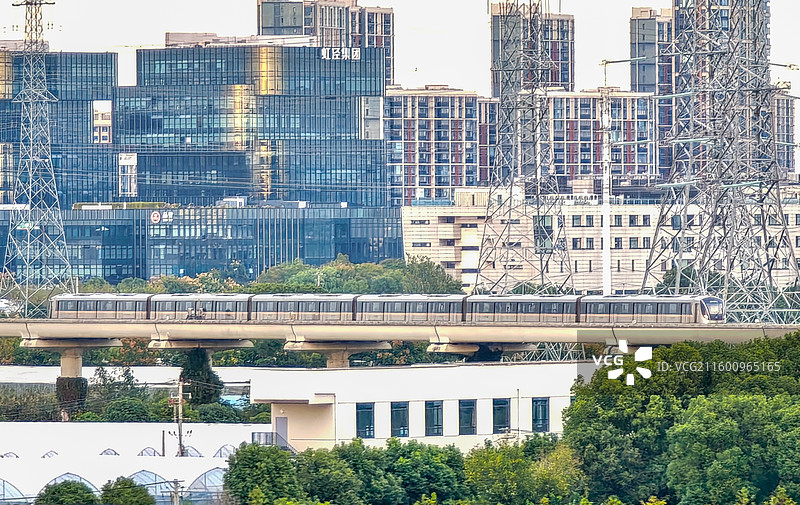 上海青浦上海地铁17号线列车在高架轨道上从嘉松中路地铁站驶向徐泾北城地铁站图片素材
