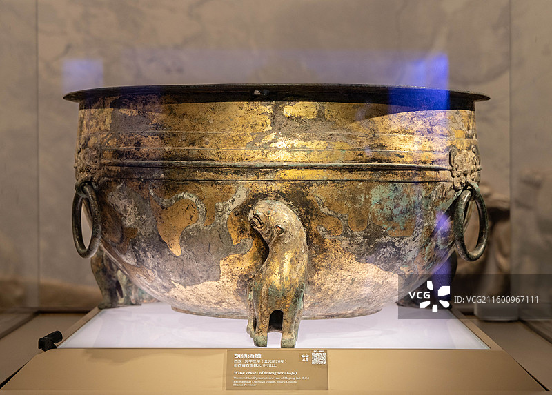 山西太原山西博物院民族熔炉展厅胡傅酒樽 西汉 河平三年 前26年 山西省右玉县大川村出土图片素材