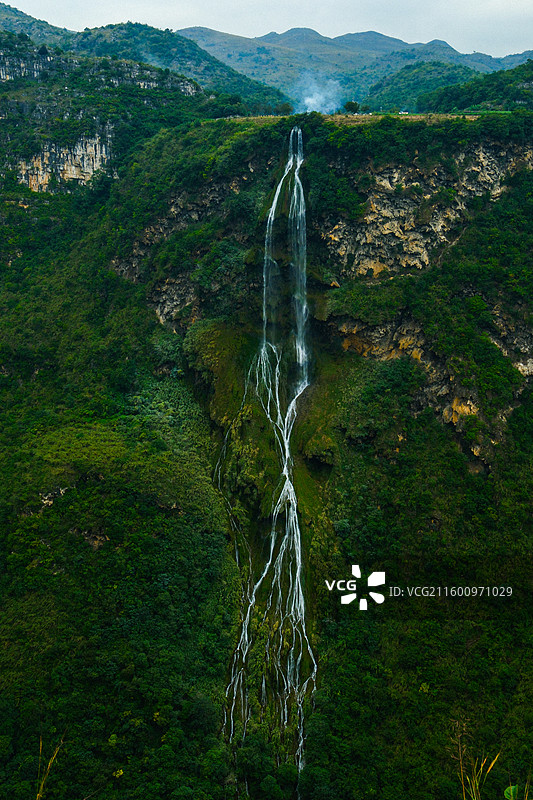 中国贵州黔西南贞丰县花江大峡谷风光，贞丰县北盘江岸马马岩瀑布图片素材