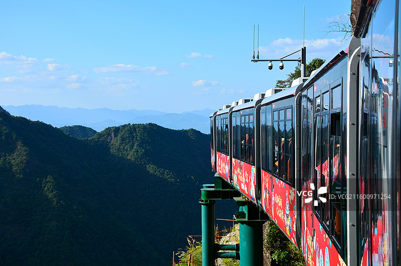 江西大觉山悬崖上的动车图片素材