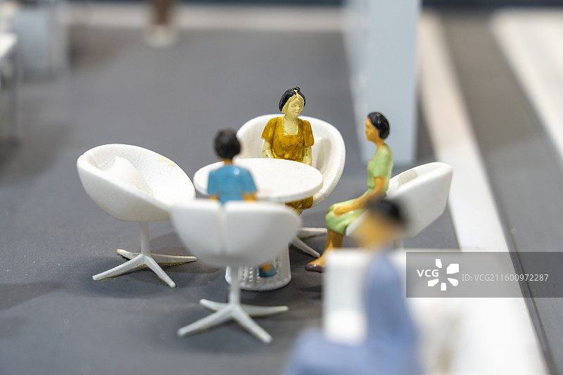 商务合作伙伴在沙发上开会沟通给交流的人偶微缩场景图片素材