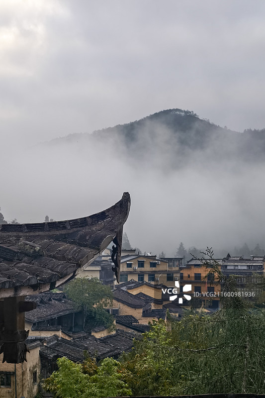 雾中的龙潭古镇.晨图片素材