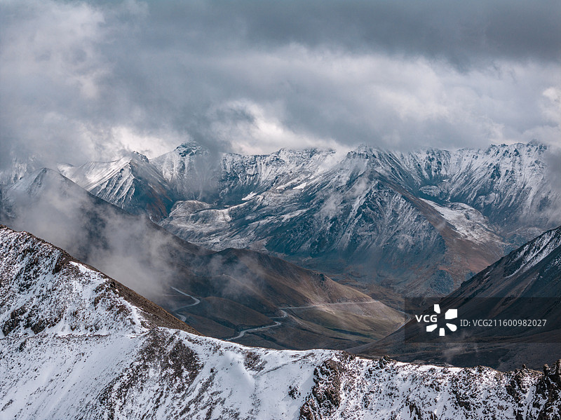 雪山云海间蜿蜒公路展现自然壮美与高原云雾图片素材