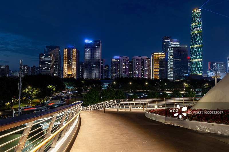 蓝调时分的广州珠江新城CBD现代商务摩天大楼璀璨夜景风光图片素材